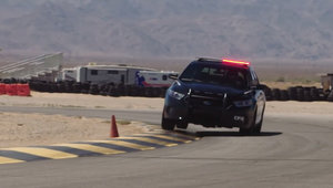 VIDEO: Cum se descurca o masina de politie pe circuit?
