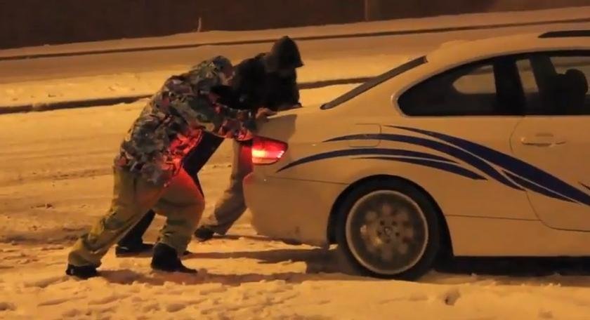 Video de iarna: un mix cu masini pe gheata, accidente si momente funny