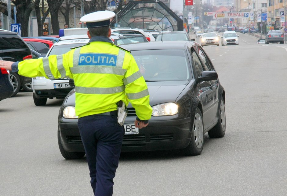 VIDEO: Doar un alt sofer care se crede mai presus de lege, dar si-o ia pe coaja. Nimic nou!