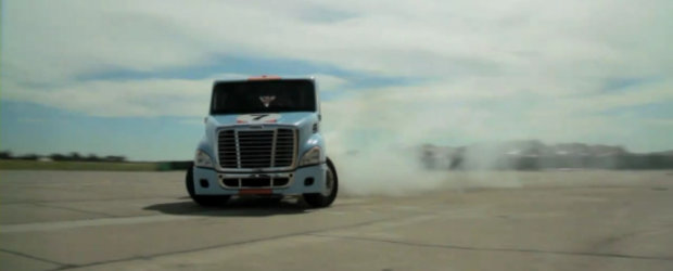 Video: Drifturi extreme cu un camion de 2.000 cai putere