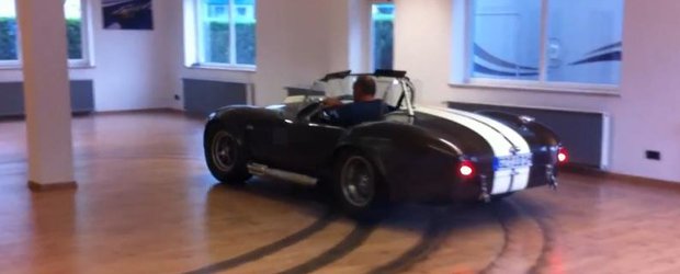Video: drifturi in sufragerie cu un Shelby AC Cobra