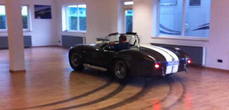 Video: drifturi in sufragerie cu un Shelby AC Cobra Video: drifturi in sufragerie cu un Shelby AC Cobra