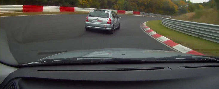 VIDEO: Duel la Nurburgring intre un BMW E36 si un Renault Clio RS!