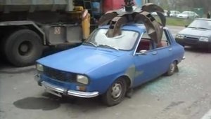 Video dureros: O alta Dacia 1300 e zdrobita la Remat de o gheara uriasa
