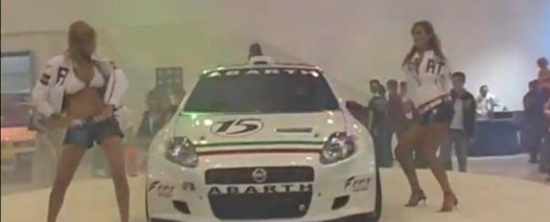 Video: Fetele o iau razna in jurul unui Fiat Grande Punto Abarth