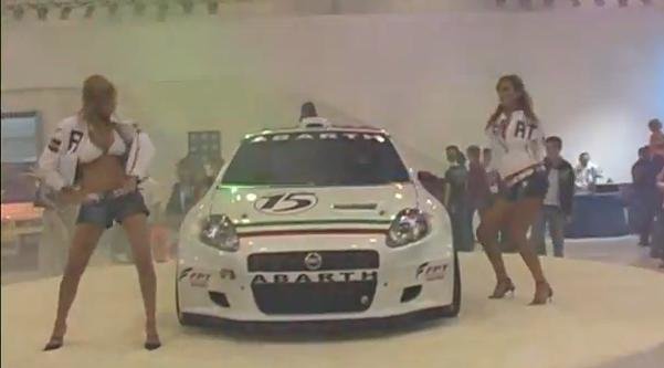 Video: Fetele o iau razna in jurul unui Fiat Grande Punto Abarth Video: Fetele o iau razna in jurul unui Fiat Grande Punto Abarth