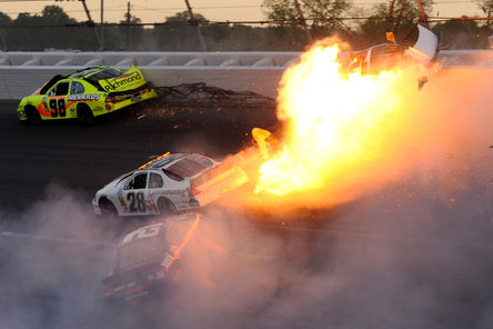 Video: Final exploziv in Nascar, la Talladega Video: Final exploziv in Nascar, la Talladega
