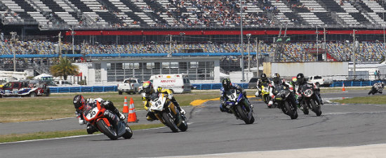 Video: Finalul cursei Daytona 200 l-ar face gelos chiar si pe Chuck Norris