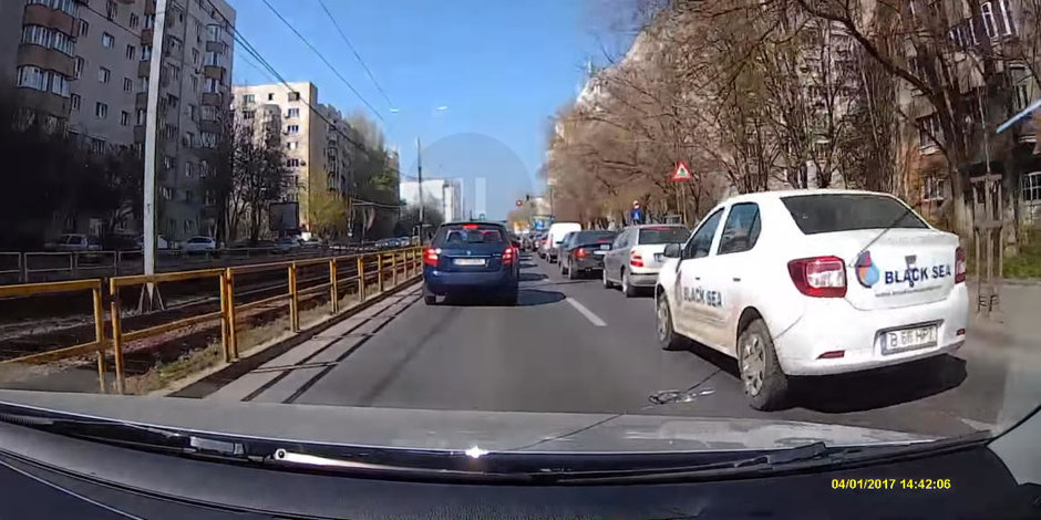 VIDEO: Firmele care distribuie echipamente sanitare angajeaza babuini batausi in trafic