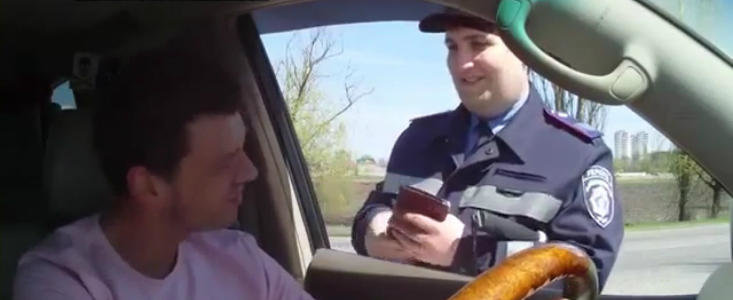 Video Funny: Cum sa te faci de ras in fata unui politist