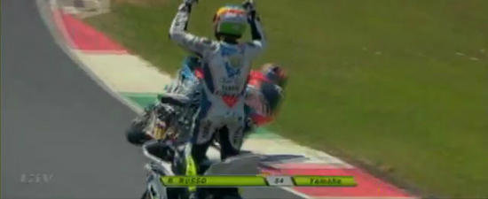 Video Funny: Un motociclist italian isi sarbatoreste victoria cu un lap mai devreme...