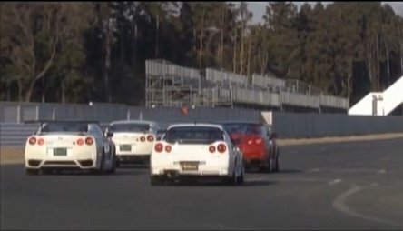 Video: GT-R R34 by Mines se dueleaza cu trei R35-uri Video: GT-R R34 by Mines se dueleaza cu trei R35-uri
