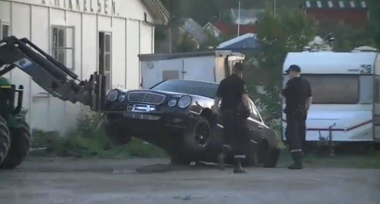 Video: hot de masini prins de proprietar cu ajutorul unui stivuitor