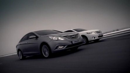 Video: Hyundai Sonata si Toyota Camry, fata in fata Video: Hyundai Sonata si Toyota Camry, fata in fata