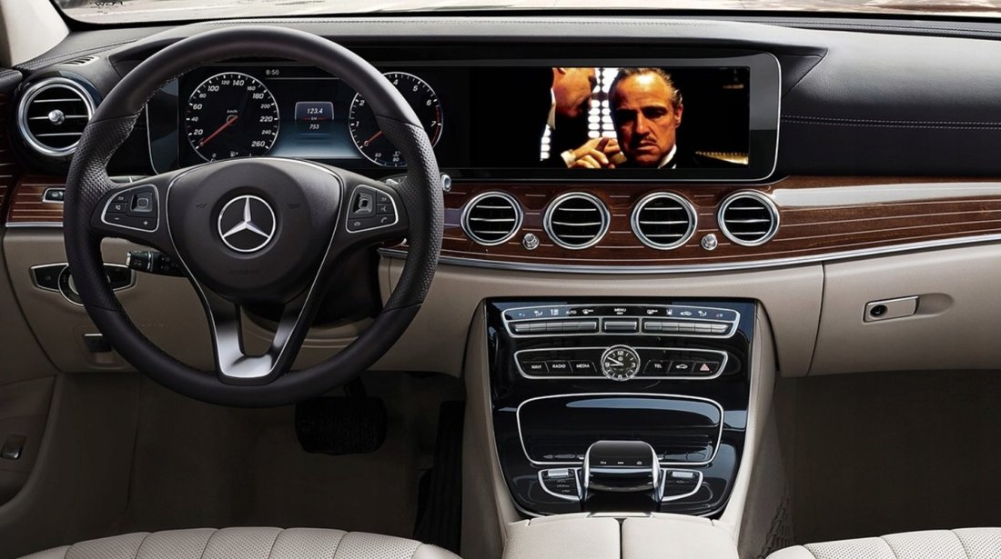 Video in mers Mercedes-Benz S-Class W222 video in timpul mersului