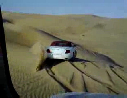 Video: La plimbare cu Bentley-ul prin desert
