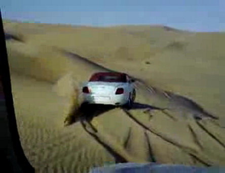 Video: La plimbare cu Bentley-ul prin desert Video: La plimbare cu Bentley-ul prin desert