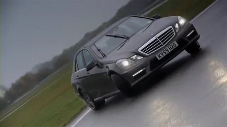 Video: Mercedes E63 AMG, drifturi in ploaie Video: Mercedes E63 AMG, drifturi in ploaie