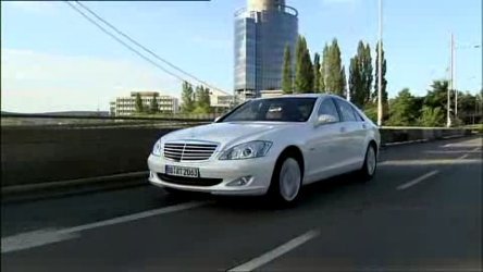 Video: Mercedes S400 BlueHYBRID in detaliu Video: Mercedes S400 BlueHYBRID in detaliu