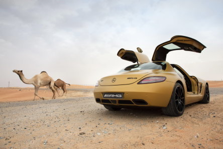 Video: Mercedes SLS AMG Desert Gold - Sageata aurie