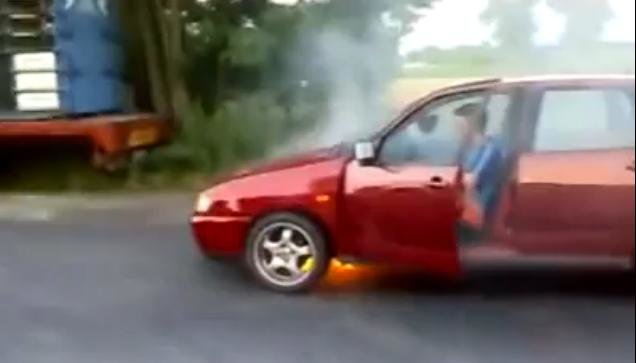 Video: moarte unui Seat Toledo Video: moarte unui Seat Toledo