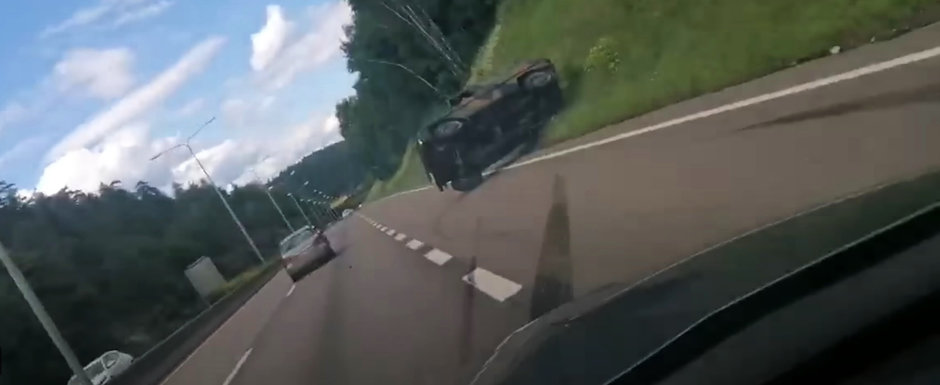 Video: Momentul in care o soferita nervoasa rastoarna un Mercedes G-Class pe o autostrada din Norvegia Video: Momentul in care o soferita nervoasa rastoarna un Mercedes G-Class pe o autostrada din Norvegia