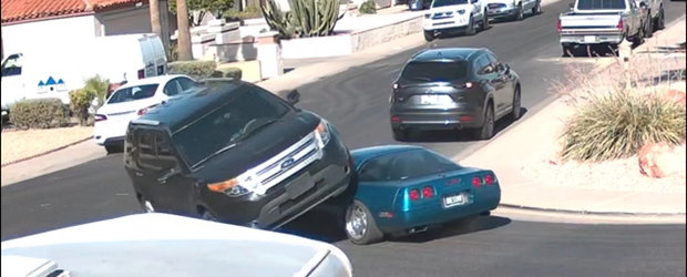 Video: Momentul in care soferul unui Ford taie o curba si se urca, la propriu, pe un Corvette