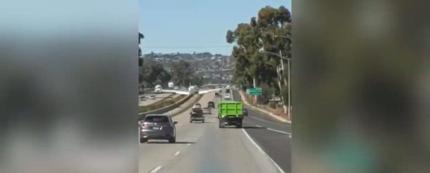 VIDEO: Momentul incredibil in care un avion aterizeaza pe o autostrada, in plin trafic