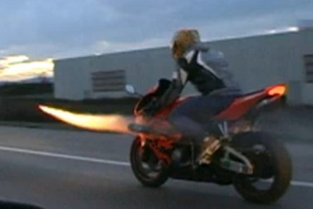 Video: Motocicleta + Lansator de rachete = Artificii la comanda!