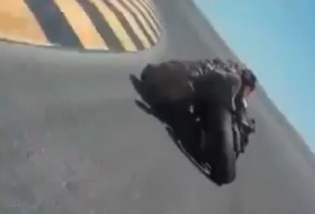 Video motociclist: cum e sa stergi asfaltul cu genunchii si... casca in viraje Video motociclist: cum e sa stergi asfaltul cu genunchii si... casca in viraje