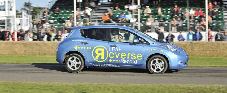 VIDEO: Nissan doboara recordul la... mersul cu spatele VIDEO: Nissan doboara recordul la... mersul cu spatele