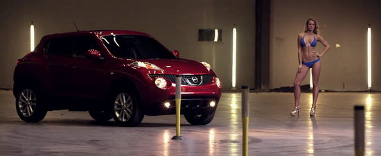 Video: Nissan Juke provoaca la duel un model Sports Illustrated! Video: Nissan Juke provoaca la duel un model Sports Illustrated!