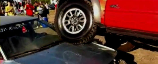 VIDEO: Noul Ford F-150 Raptor 'molesteaza' o batrana Toyota VIDEO: Noul Ford F-150 Raptor 'molesteaza' o batrana Toyota