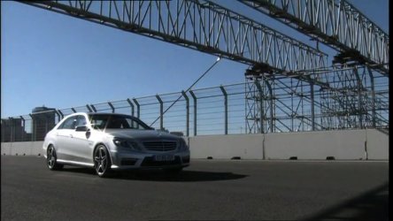 Video: Noul Mercedes E63 AMG in actiune! Video: Noul Mercedes E63 AMG in actiune!