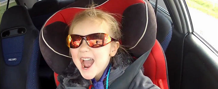 VIDEO: O fetita de trei ani conduce un Lancer Evo de 320 CP!