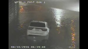 VIDEO: O soferita din Houston, Statele Unite, intra intr-un tunel inundat si moare inecata