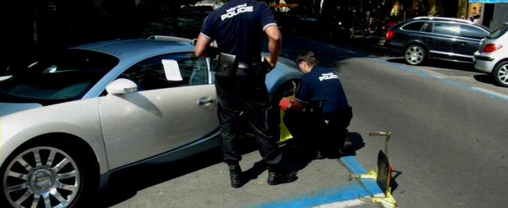 VIDEO: Parchezi ilegal, te alegi cu roata blocata. Posesorii de Veyron nu fac exceptie! VIDEO: Parchezi ilegal, te alegi cu roata blocata. Posesorii de Veyron nu fac exceptie!