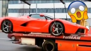 VIDEO: Politia ridica un Ferrari de trei milioane de euro de parca ar fi Dacie