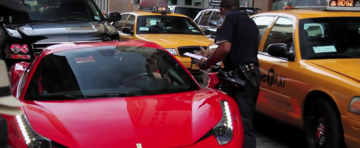 VIDEO: Politist calcat pe picior de soferul unui Ferrari
