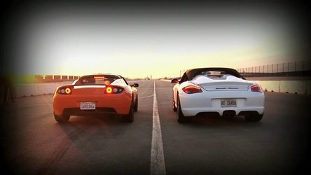 Video: Porsche Boxster Spyder, fata in fata cu Tesla Roadster Sport!