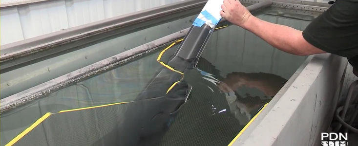 VIDEO: Priveste cum prinde aspect de carbon splitter-ul unui Chevy Camaro VIDEO: Priveste cum prinde aspect de carbon splitter-ul unui Chevy Camaro