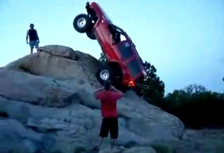 VIDEO: Prostia doare la fel de tare si in off-road...