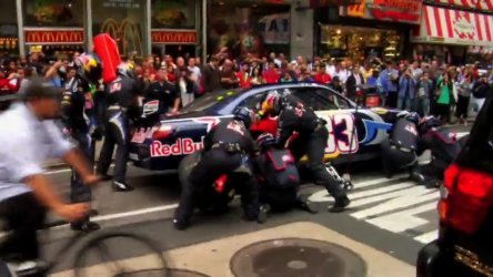 Video: Red Bull Racing opreste la boxe... in Times Square Video: Red Bull Racing opreste la boxe... in Times Square