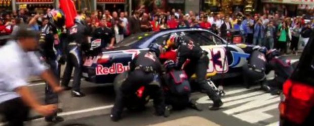 Video: Red Bull Racing opreste la boxe... in Times Square