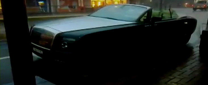 VIDEO: Rolls Royce lasat decapotat in ploaie. Daune: Peste 100.000 dolari