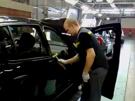 Video: Sandero se repara cu ciocanul in Rusia! Video: Sandero se repara cu ciocanul in Rusia!