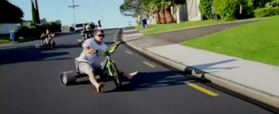 VIDEO: Sesiune de drifturi cu... tricicleta?! VIDEO: Sesiune de drifturi cu... tricicleta?!