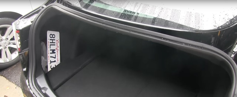VIDEO: Si-au cumparat masina noua, dar nu pot folosi portbagajul atunci cand ploua. Unde se scurge toata apa