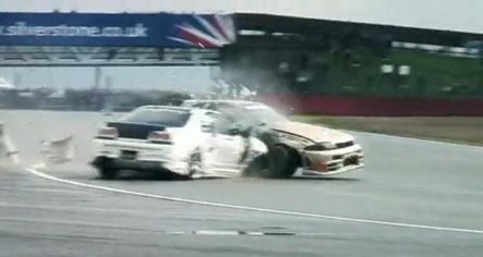 VIDEO: Si masinilor de drift le plac atingerile... VIDEO: Si masinilor de drift le plac atingerile...