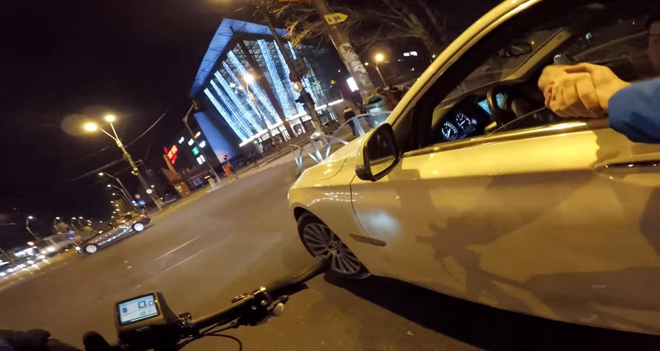 VIDEO-SOC in Bucuresti: un sofer de BMW a fost filmat in timp ce arunca gunoiul... la gunoi!